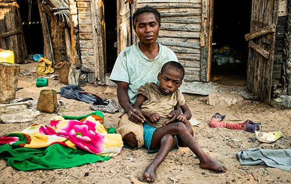 In Madagascar Mara & Maharavo, who has a disability, urgently need help due to the famine.